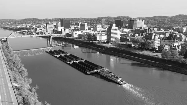 Barca leva carvão ao longo do rio Kanawha e Charleston West Virginia — Fotografia de Stock