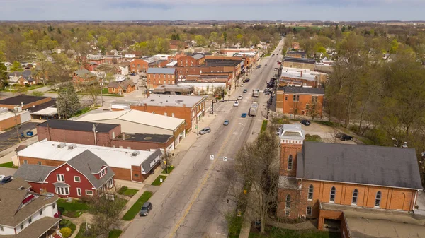 Aerial View Main Street Kilisesi ve Binalar Kuzey Manchester Indiana — Stok fotoğraf