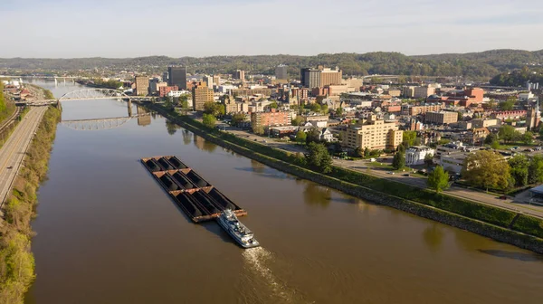 Barcaza lleva carbón a lo largo del río Kanawha y Charleston West Virginia — Foto de Stock