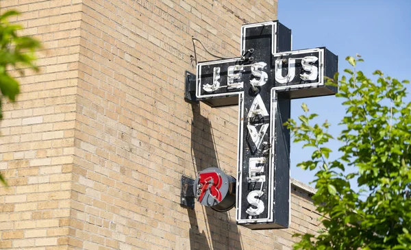 Néon Jésus sauve signe mur de briques Eglise Extérieur — Photo