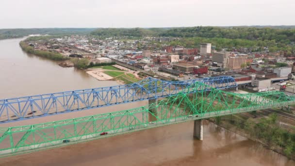 Dubbele Bruggen Carry Highway Verkeer Beide Richtingen Rivier Ohio — Stockvideo