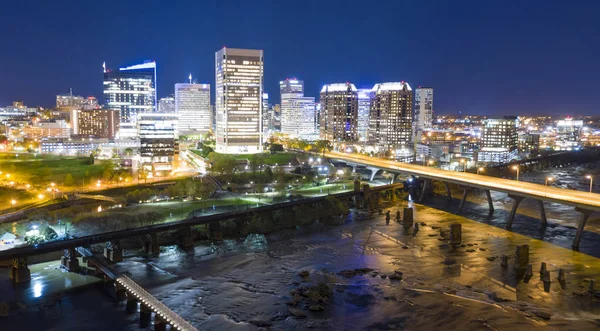 Nachtscène Downtown City skyline Riverfront park Richmond Virginia — Stockfoto