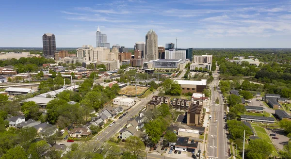 Antenn perspektiv höjer upp över Raleigh North Carolina Urban Settlement — Stockfoto