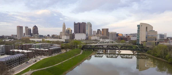 Aerial View over the Columbus Ohio Skyline Featuring Scioto River — Stock Photo, Image