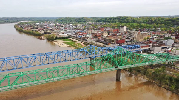 Dual Bridges Carry Highway 60 Tráfico ambas direcciones sobre el río —  Fotos de Stock