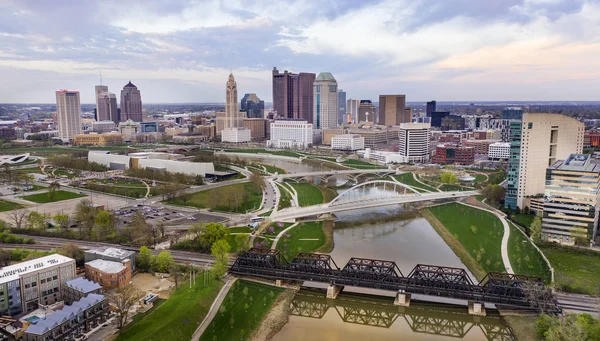 Vista aérea sobre el horizonte de Columbus Ohio con el río Scioto —  Fotos de Stock