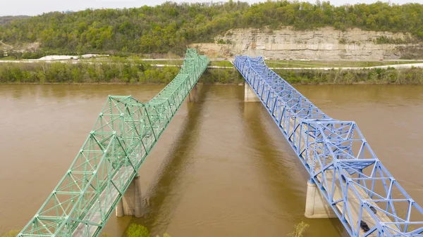 Dual Bridges Carry Highway 60 Tráfico ambas direcciones sobre el río Ohio —  Fotos de Stock