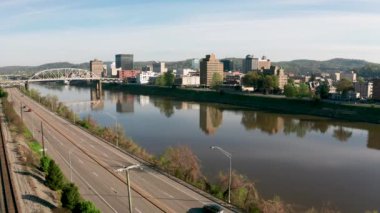 Kanawha Nehri ve Charleston Batı Virginia Üzerinde Havadan Statik Görünüm