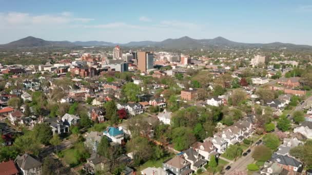 Casas Perspectiva Aérea Hillside Downtown Uban City Center Roanoke Virginia — Vídeo de Stock