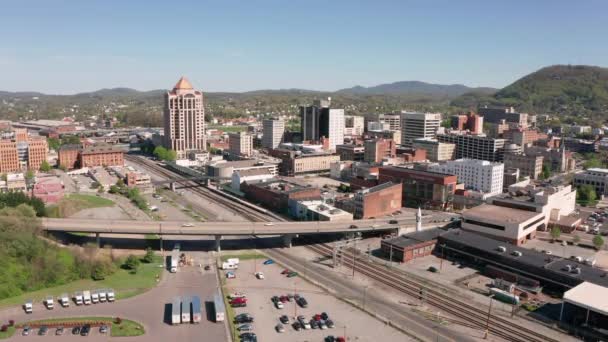 Aerial Perspective Homes Hillside Downtown Urban City Center Roanoke Virginia — Stock Video
