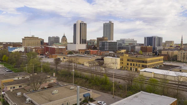 Sen eftermiddag ljus filtreras av moln i Downtown City Center Fort Wayne — Stockfoto