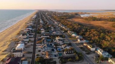Virginia Beach Evleri ve Kıyı Shoreline Over Aerial View Up