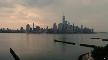 Tüm Manhattan New York siluetinin karşısında dramatik gökyüzü