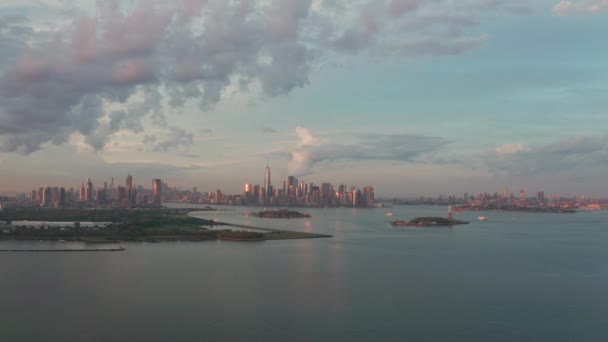 Vista Aérea Hudson Bay Estatua Libertad Tres Skylines Ciudad — Vídeos de Stock