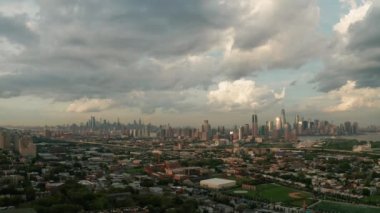 New York City ile Jersey City NJ üzerinde geniş havadan görünüm arka planda giderek