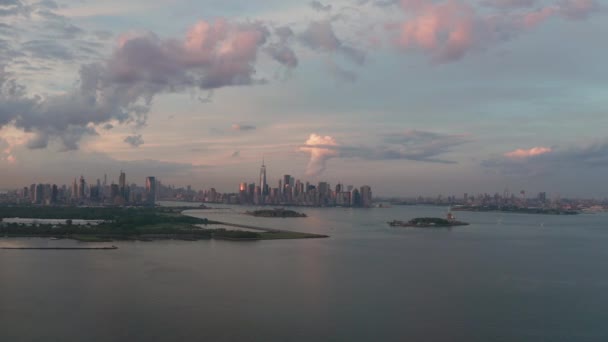 Aerial View Hudson Bay Statue Liberty Three City Skylines — Stock Video
