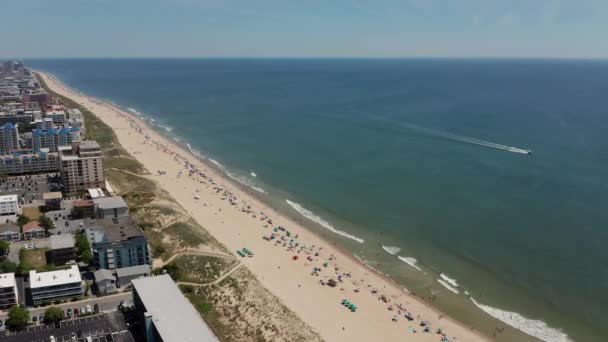 Les gens affluent à la plage sur une journée de plus de 90 degrés dans Ocean City Maryland 