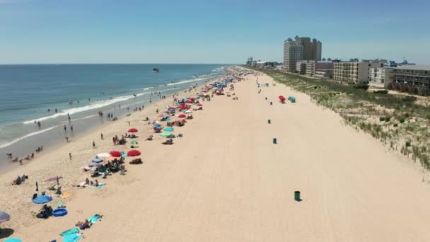 Pessoas Afluem Para Praia Mais Graus Ocean City Maryland — Vídeo de Stock