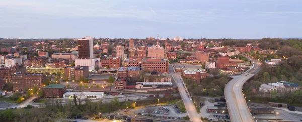 Sunrise lyser upp byggnaderna och gatorna i Lynchburg Virginia — Stockfoto