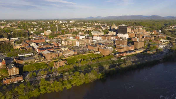 Sunrise Lights binalar ve Lynchburg Virginia sokaklarında up — Stok fotoğraf