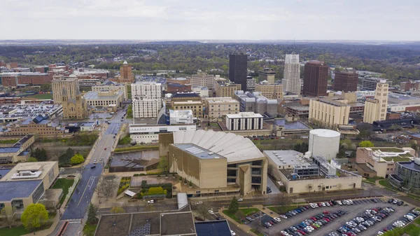 Miękkie białe chmury pojawiają się po burzy deszczowej w centrum Akron, Ohio — Zdjęcie stockowe