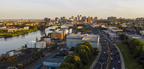 Cascate del tramonto sull'area metropolitana urbana Downtown di Newark New Jersey Fotografia Stock