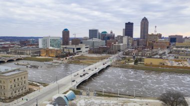 Iowa'da Bir Kasaba ile Akan Sedir Nehri Havadan Görünümü