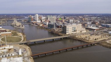 Cedar Rapids Iowa Nehir ve Hükümet Adası tarafından ikiye bölünmüş