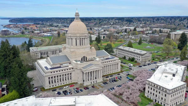 Lente kersenbloesems op de staat Capital Building in Olympia — Stockfoto