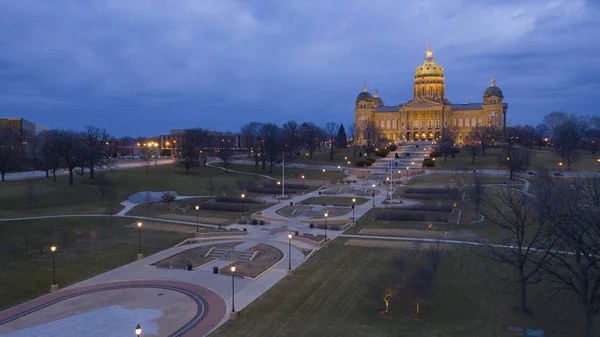 Noční vodopády jako bouli Brews na státní kapitálové budově Iowa — Stock fotografie