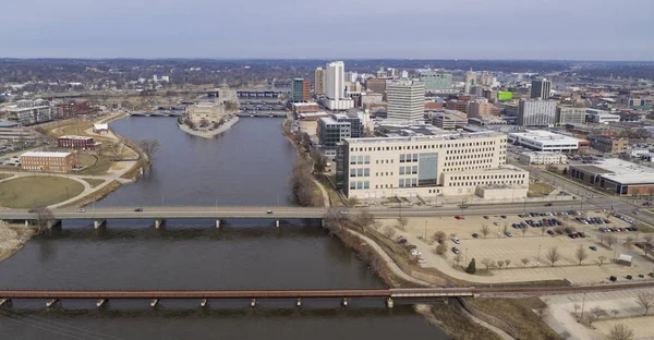 Flygbild över Cedar River som rinner genom en stad i Iowa — Stockfoto