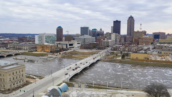 Veduta aerea del fiume Cedro in esecuzione attraverso una città in Iowa Foto Stock