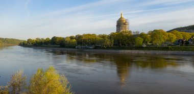 Charleston Batı Virginia önünde nehrin aşağı bakıyor