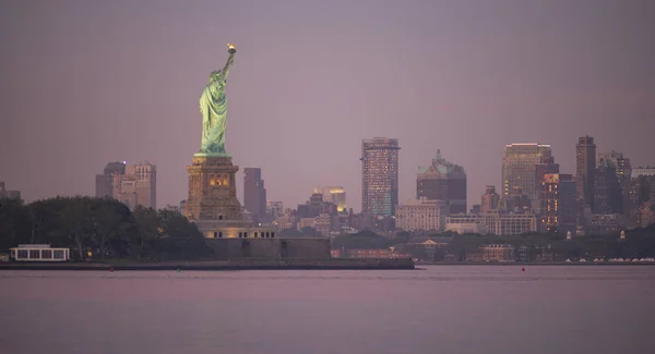 Statue of Liberty Stands Welcoming Seafarers to the New York Harbor — Stock Photo, Image