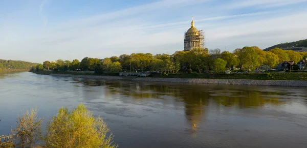 Vue sur la rivière en face de Charleston Virginie-Occidentale — Photo