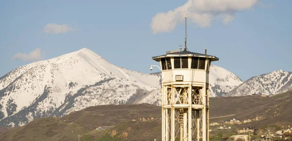 Rusty White Prison Guard Tower Mountain Background — Stock Photo, Image