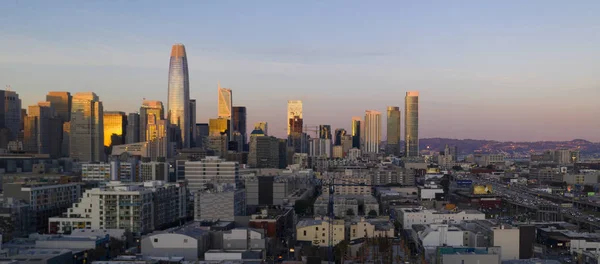 Luce del tramonto su nuovi edifici nel centro città Skyline di San Francisco — Foto Stock