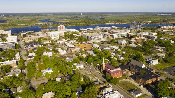 Heller sonnenschein trifft die gebäude und häuser von wilmington north carolina lizenzfreie Stockbilder