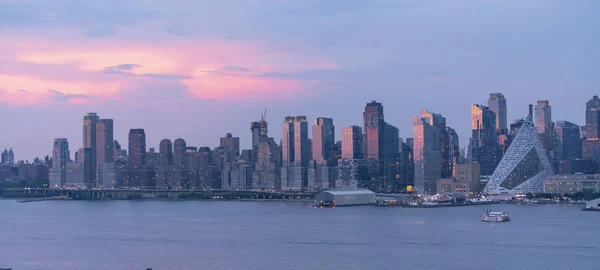 Sonnenuntergang über Midtown Manhattan von der anderen Seite des Flusses — Stockfoto