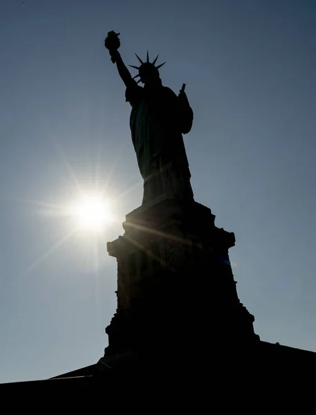 Özgürlük heykeli New York Harbor denizciler karşılama standları — Stok fotoğraf