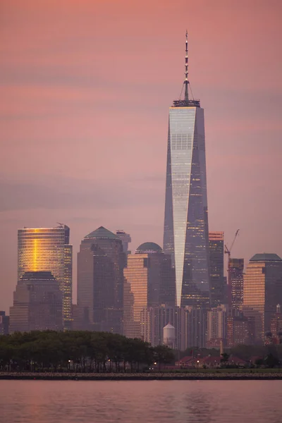 Dramatyczne światło odbija się od budynków Manhattan NY One World Trade Center — Zdjęcie stockowe