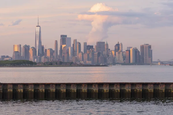 Dramatisches Licht reflektiert die Gebäude und Infrastruktur von Manhattan — Stockfoto