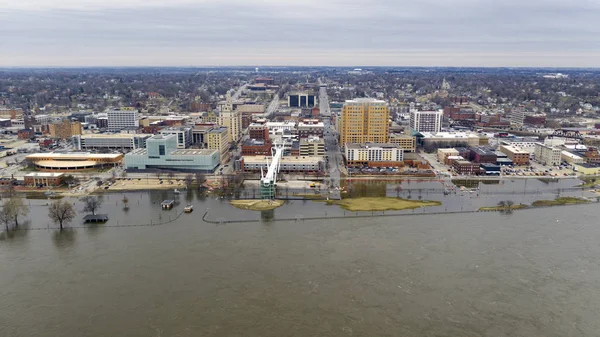 Inundações no Mississippi Downtown Waterfront em Davenport Iowa — Fotografia de Stock