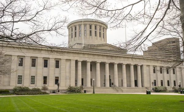 De Ohio Statehouse terrein in het centrum van de stedelijke kern van Columbus — Stockfoto