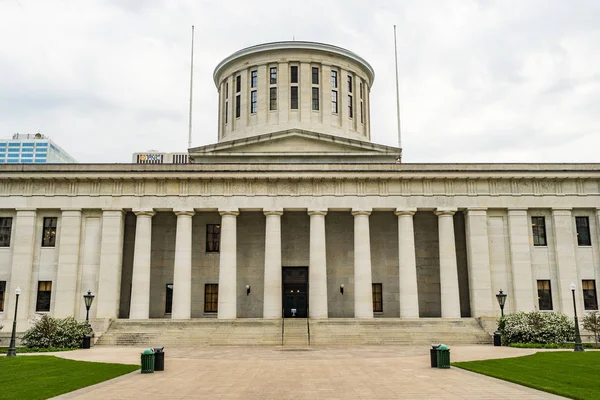 El cultivo horizontal de Ohio Statehouse en el centro urbano de Columbus — Foto de Stock