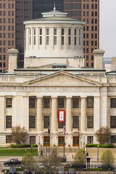 The Ohio Statehouse Tight Crop in the Downtown Urban Core of Columbus — Stock Photo, Image