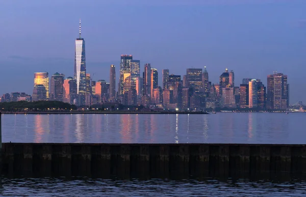 Goldenes Licht trifft die Gebäude von Manhattan in der Abenddämmerung — Stockfoto