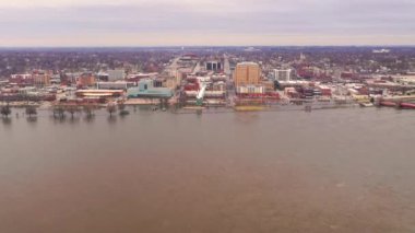 Mart 2019 Mississippi Nehri 'nden Davenport Iowa şehir kıyısı alanı yüksek sel suları