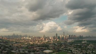 New York City ile Jersey City NJ üzerinde geniş havadan görünüm arka planda giderek