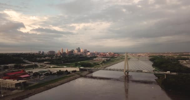 Через Міст Річки Міссурі Архітектури Годину Пік Трафіку Канзас Місто — стокове відео